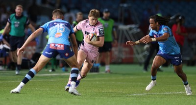 200326 - Vodacom Bulls v Cardiff Rugby - United Rugby Championship - David Kriel and Stedman Gans of Vodacom Bulls in action with Jacob Beetham of Cardiff
