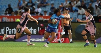 200326 - Vodacom Bulls v Cardiff Rugby - United Rugby Championship - Stedman Gans of Vodacom Bulls in action with Ben Thomas and Harri Millard of Cardiff
