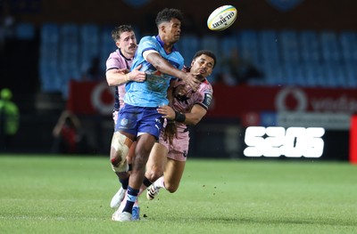 200326 - Vodacom Bulls v Cardiff Rugby - United Rugby Championship - Canan Moodie of Vodacom Bulls in action with Mason Grady and Ben Thomas of Cardiff