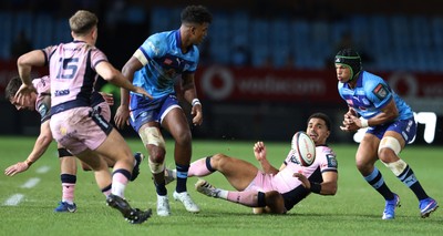 200326 - Vodacom Bulls v Cardiff Rugby - United Rugby Championship - Canan Moodie and Kurt-Lee Arendse of Vodacom Bulls in action with Ben Thomas of Cardiff