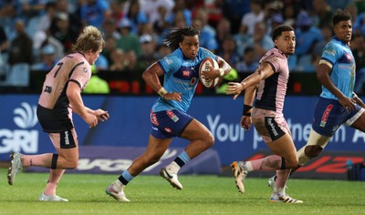 200326 - Vodacom Bulls v Cardiff Rugby - United Rugby Championship - Stedman Gans of Vodacom Bulls in action with Ben Thomas and Dan Thomas of Cardiff
