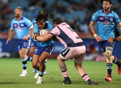 200326 - Vodacom Bulls v Cardiff Rugby - United Rugby Championship - Stedman Gans of Vodacom Bulls in action with Sam Wainwright of Cardiff