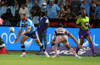 200326 - Vodacom Bulls v Cardiff Rugby - United Rugby Championship - Willie le Roux of Vodacom Bulls in action with Dan Thomas of Cardiff