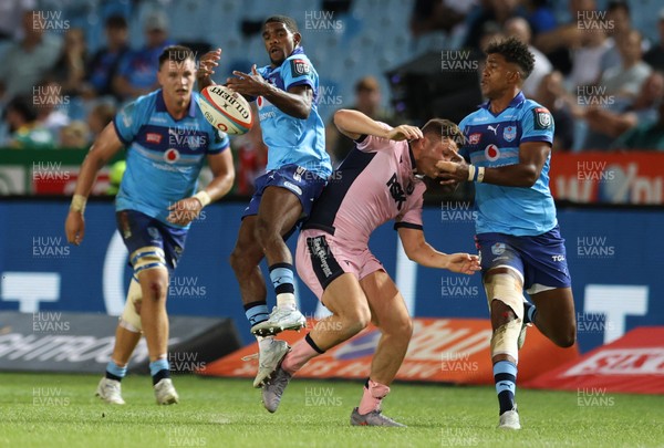 200326 - Vodacom Bulls v Cardiff Rugby - United Rugby Championship - Callum Sheedy of Cardiff in action with Cheswill Jooste of Vodacom Bulls