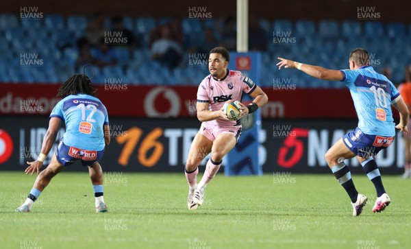 200326 - Vodacom Bulls v Cardiff Rugby - United Rugby Championship - Ben Thomas  of Cardiff in action with Stedman Gans and Handre Pollard of Vodacom Bulls