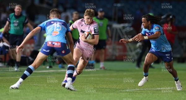 200326 - Vodacom Bulls v Cardiff Rugby - United Rugby Championship - David Kriel and Stedman Gans of Vodacom Bulls in action with Jacob Beetham of Cardiff