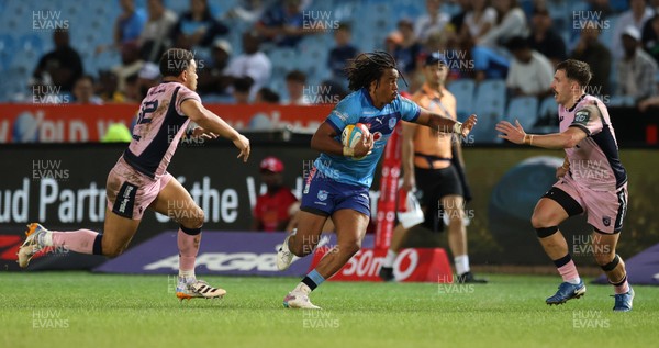 200326 - Vodacom Bulls v Cardiff Rugby - United Rugby Championship - Stedman Gans of Vodacom Bulls in action with Ben Thomas and Harri Millard of Cardiff