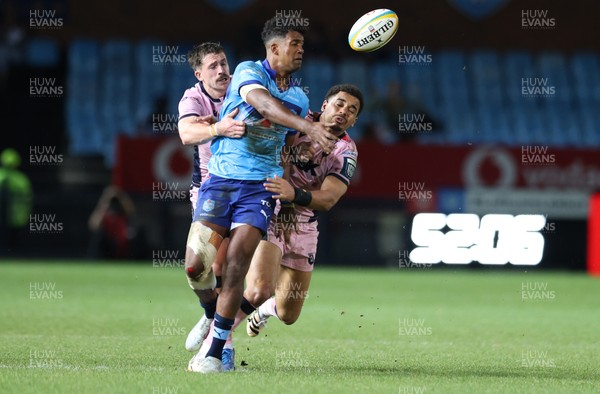 200326 - Vodacom Bulls v Cardiff Rugby - United Rugby Championship - Canan Moodie of Vodacom Bulls in action with Mason Grady and Ben Thomas of Cardiff