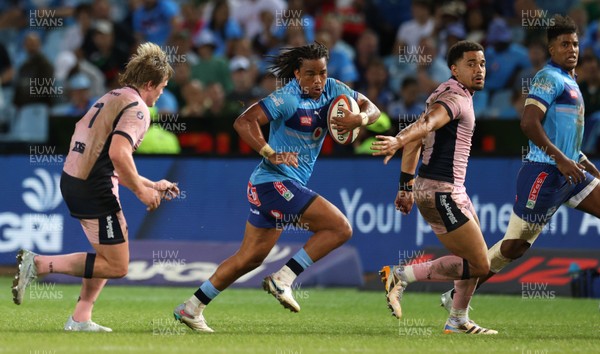 200326 - Vodacom Bulls v Cardiff Rugby - United Rugby Championship - Stedman Gans of Vodacom Bulls in action with Ben Thomas and Dan Thomas of Cardiff