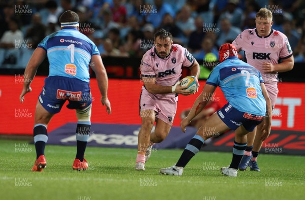 200326 - Vodacom Bulls v Cardiff Rugby - United Rugby Championship - Liam Belcher of Cardiff in action with Gerhard Steenekamp and Gerhard Steenekamp of Vodacom Bulls
