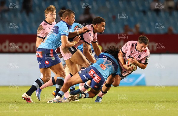200326 - Vodacom Bulls v Cardiff Rugby - United Rugby Championship - Stedman Gans of Vodacom Bulls in action with Harri Millard of Cardiff