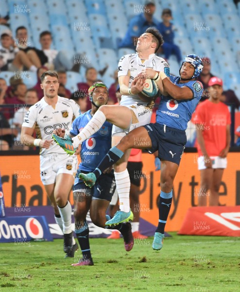 260322 - Vodacom Bulls v Dragons - United Rugby Championship - Sam Davies of the Dragons and Kurt-Lee Arendse of the Bulls compete for the ball