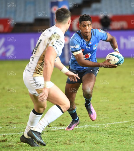 260322 - Vodacom Bulls v Dragons - United Rugby Championship - Canan Moodie of the Bulls passes
