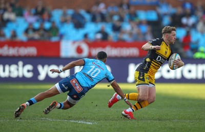 170525 - Vodacom Bulls v Dragons RFC - United Rugby Championship - Keagan Johannes of Bulls tries to tackle Angus O'Brien of Dragons 