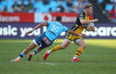 170525 - Vodacom Bulls v Dragons RFC - United Rugby Championship - Harry Rees-Weldon of the Dragons gets away from Keagan Johannes of the Vodacom Blue Bulls