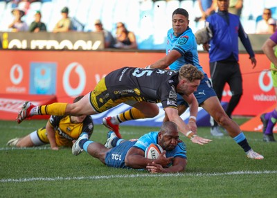 170525 - Vodacom Bulls v Dragons RFC - United Rugby Championship - Angus O'Brien of the Dragons flies over the top of a diving Sergeal Petersen of the Vodacom Blue Bulls on his way to score his try