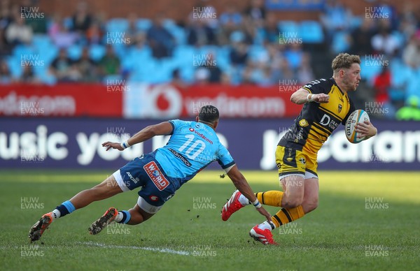 170525 - Vodacom Bulls v Dragons RFC - United Rugby Championship - Keagan Johannes of Bulls tries to tackle Angus O'Brien of Dragons 