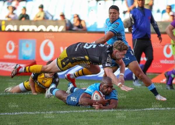 170525 - Vodacom Bulls v Dragons RFC - United Rugby Championship - Angus O'Brien of the Dragons flies over the top of a diving Sergeal Petersen of the Vodacom Blue Bulls on his way to score his try