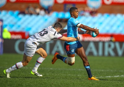 Owen Watkin of the Ospreys in to tackle Canan Moodie of the Vodacom Blue Bulls