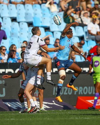 Aerial challenge between Canan Moodie of the Vodacom Blue Bulls and Max Nagy of the Ospreys