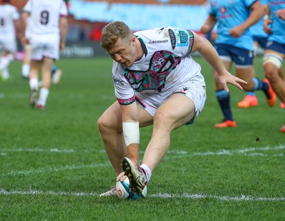 270424 - Vodacom Bulls v Ospreys - United Rugby Championship - Keiran Williams of the Ospreys scores a try