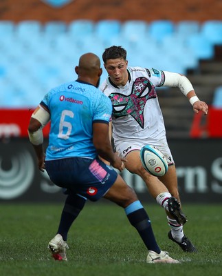 270424 - Vodacom Bulls v Ospreys - United Rugby Championship - Max Nagy of Ospreys looks to get past Nizaam Carr of Bulls 