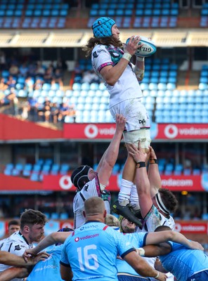 270424 - Vodacom Bulls v Ospreys - United Rugby Championship - Justin Tipuric (c) of the Ospreys takes the lineout ball