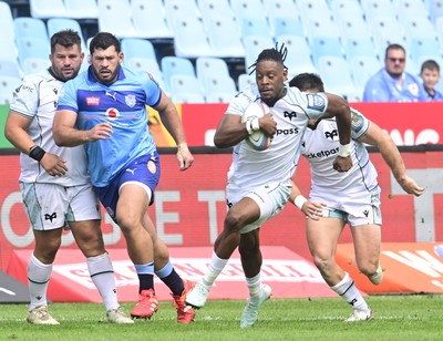 270925 - Vodacom Bulls v Ospreys, United Rugby Championship - Dan Kasende of Ospreys makes a break