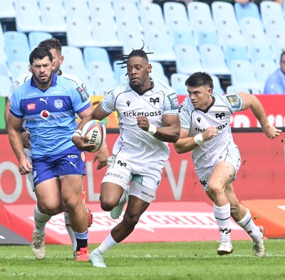 270925 - Vodacom Bulls v Ospreys, United Rugby Championship - Dan Kasende of Ospreys makes a break