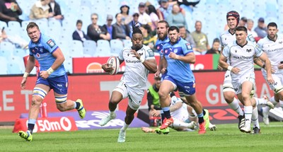 270925 - Vodacom Bulls v Ospreys, United Rugby Championship - Dan Kasende of Ospreys makes a break