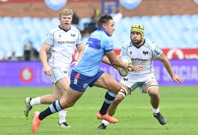 270925 - Vodacom Bulls v Ospreys, United Rugby Championship - Sebastian de Klerk of the Bulls is challenged by Harri Deaves of Ospreys 