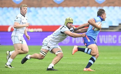 270925 - Vodacom Bulls v Ospreys, United Rugby Championship - Sebastian de Klerk of the Bulls is challenged by Harri Deaves of Ospreys 