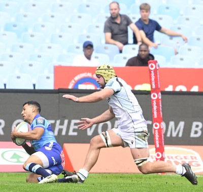 270925 - Vodacom Bulls v Ospreys, United Rugby Championship - Embrose Papier of the Bulls foils an attack by Harri Deaves of Ospreys