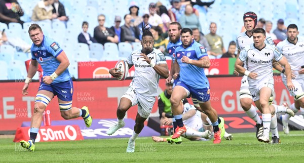 270925 - Vodacom Bulls v Ospreys, United Rugby Championship - Dan Kasende of Ospreys makes a break