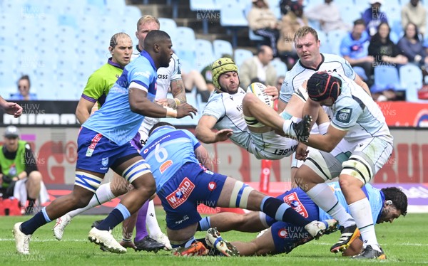 270925 - Vodacom Bulls v Ospreys, United Rugby Championship - Harri Deaves of Ospreys is tackled by Mornay Smith of Bulls 