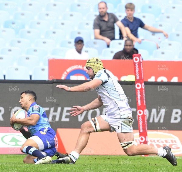 270925 - Vodacom Bulls v Ospreys, United Rugby Championship - Embrose Papier of the Bulls foils an attack by Harri Deaves of Ospreys