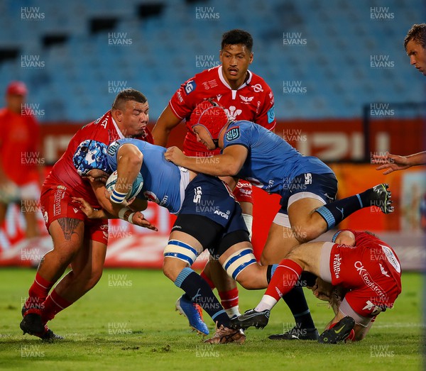 180322 - Vodacom Bulls v Scarlets - United Rugby Championship - Javan Sebastian of the Scarlets tries to stop Cyle Brink of the Vodacom Bulls