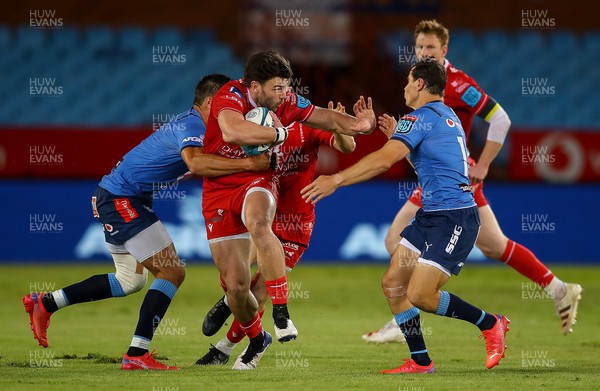180322 - Vodacom Bulls v Scarlets - United Rugby Championship - Johnny Williams of the Scarlets on the run