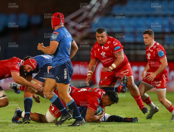 180322 - Vodacom Bulls v Scarlets - United Rugby Championship - Sam Lousi of the Scarlets tries to make ground