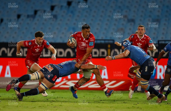 180322 - Vodacom Bulls v Scarlets - United Rugby Championship - Marcell Coetzee (c) of the Vodacom Bulls tackles Sam Lousi of the Scarlets