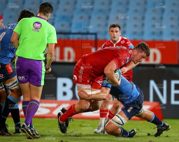 180322 - Vodacom Bulls v Scarlets - United Rugby Championship - Jac Price of the Scarlets charging