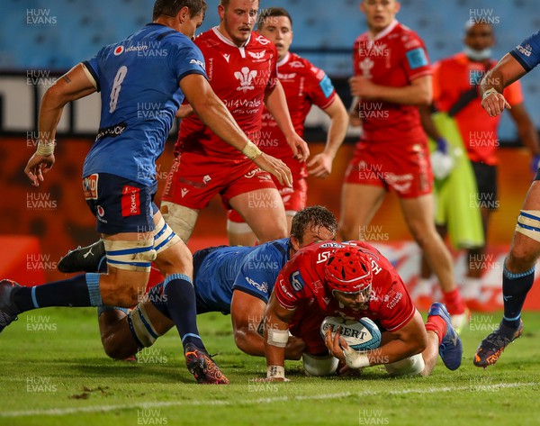 180322 - Vodacom Bulls v Scarlets - United Rugby Championship - Sione Kalamafoni of the Scarlets on his way to score a try