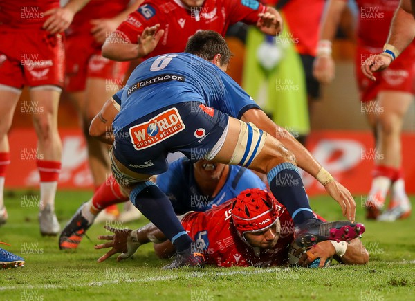 180322 - Vodacom Bulls v Scarlets - United Rugby Championship - Sione Kalamafoni of the Scarlets scores a try