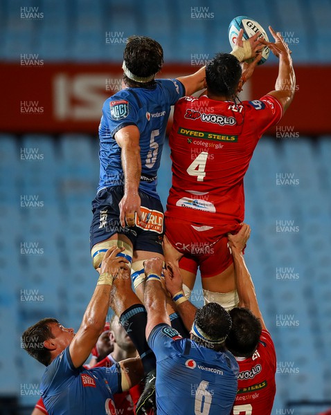 180322 - Vodacom Bulls v Scarlets - United Rugby Championship - Lineout contest between Sam Lousi of the Scarlets and Ruan Nortje of the Vodacom Bulls