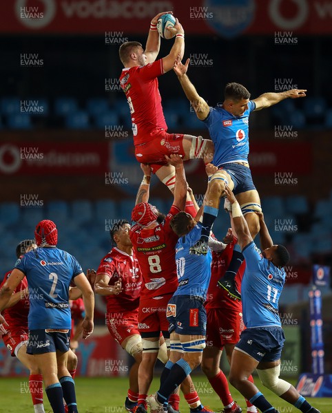 180322 - Vodacom Bulls v Scarlets - United Rugby Championship - Morgan Jones of the Scarlets claims lineout