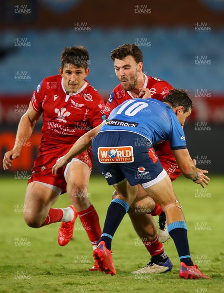 180322 - Vodacom Bulls v Scarlets - United Rugby Championship - Chris Smith of the Vodacom Bulls tackles Johnny Williams of the Scarlets