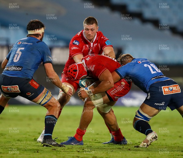180322 - Vodacom Bulls v Scarlets - United Rugby Championship - Arno Botha of the Vodacom Bulls tackles Sione Kalamafoni of the Scarlets