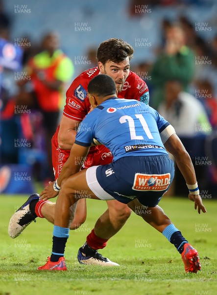 180322 - Vodacom Bulls v Scarlets - United Rugby Championship - Johnny Williams of the Scarlets about to be tackled by Keagan Johannes of the Vodacom Bulls