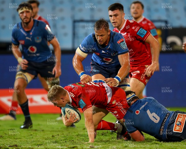 180322 - Vodacom Bulls v Scarlets - United Rugby Championship - Sam Costelow of the Scarlets tackled by Marcell Coetzee (c) of the Vodacom Bulls