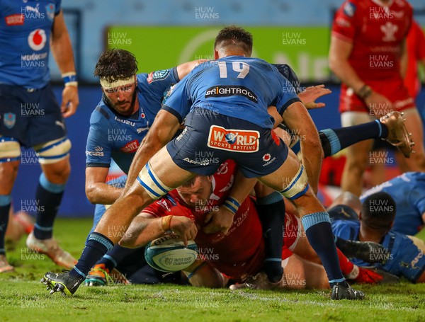 180322 - Vodacom Bulls v Scarlets - United Rugby Championship - Rob Evans of the Scarlets scores a try